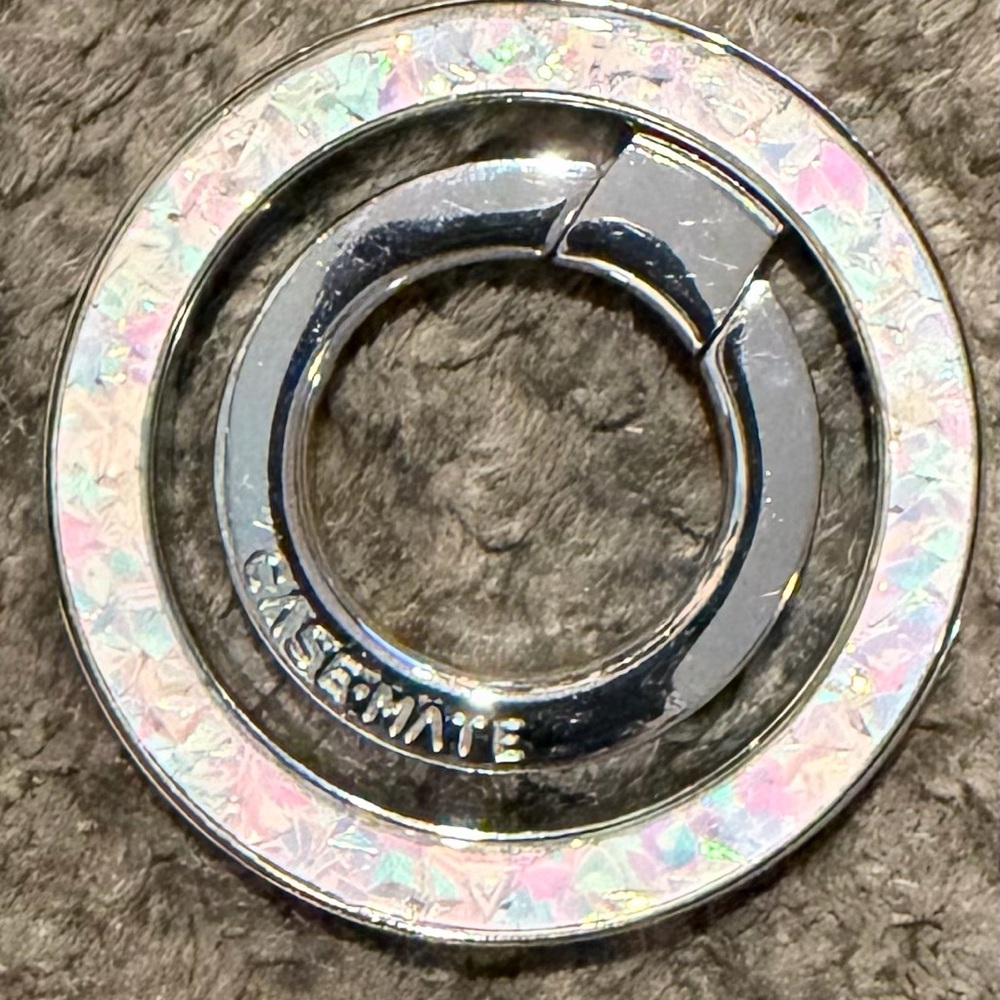 Casemate iridescent magnetic grip/stand